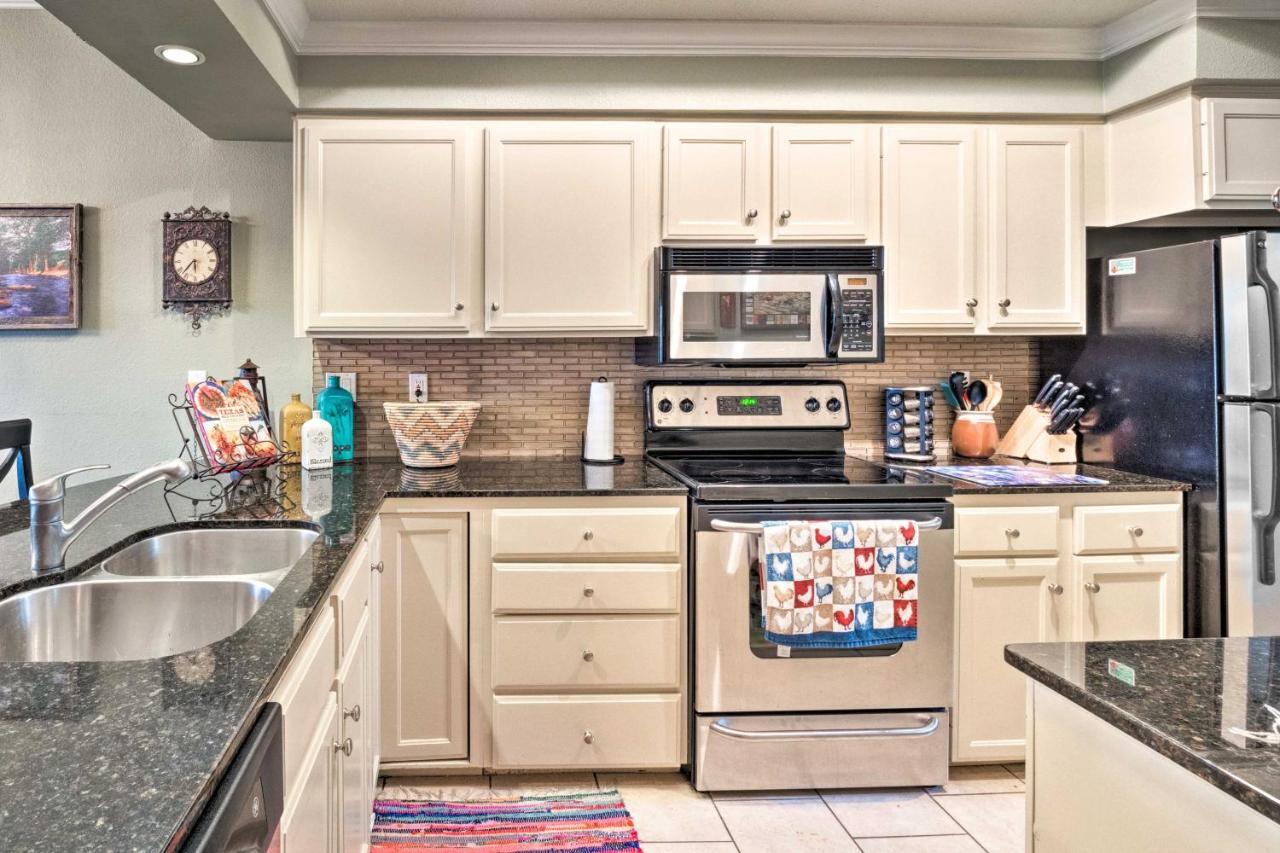 Lakefront Lago Vista Condo With Resort Amenities! Exterior photo